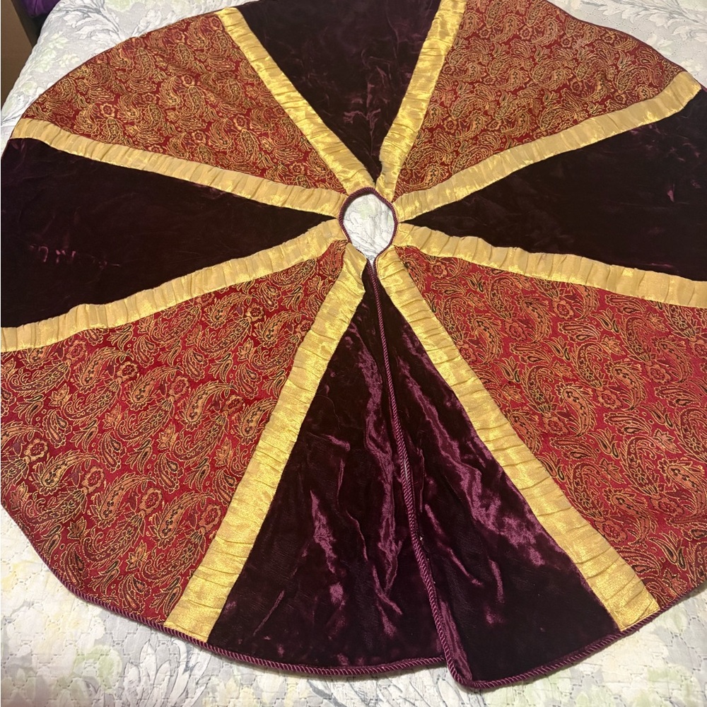 Kurt Adler 72-Inch Red and Gold Criss-Cross Scallop Tree Skirt.